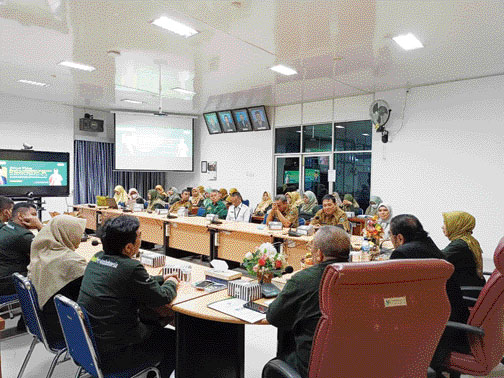 BERI DUKUNGAN: Anggota Komite IV DPD RI Leonardy Dt Bandaro Basa dalam kunjungan ke Badan Pusat Statistik Provinsi Sumbar, kemarin (28/2).(IST)