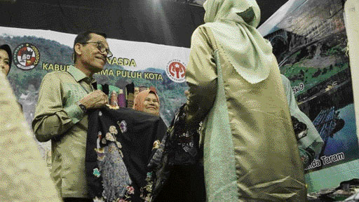 SANGAT BERPOTENSI: Bupati Limapuluh Kota Safaruddin Dt Bandaro Rajo menghadiri acara Inacraft dan melihat songket Halaban beberapa waktu lalu.(IST)