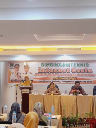 Kepala Dinas DP3AP2KB Sumbar, Gemala Ranti saat memberikan materi di bimtek INTERNET CERIA di Rocky Hotel, beberapa waktu lalu.(IST)