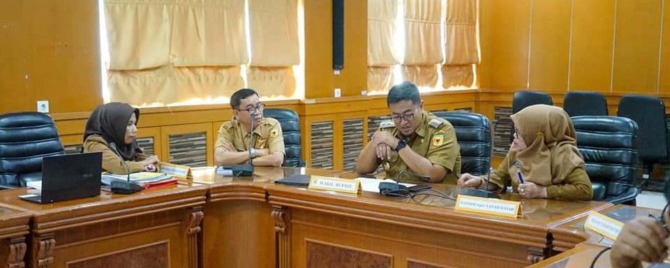 RESPON CEPAT: Wabup Richi Aprian memberikan arahan kepada jajarannya untuk menyusun langkah strategis sebagai tindak lanjut dari arahan Mendagri terkait menekan inflasi, Senin (13/3).(IST)