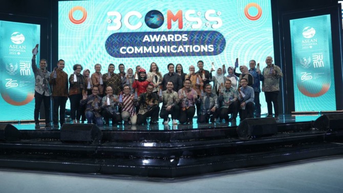PENGHARGAAN: Menteri BUMN Erick Thohir (tengah) berfoto bersama dengan penerima penghargaan pada ajang BCOMSS 2023. Holding BUMN Farmasi, Bio Farma dan Kimia Farma menerima empat penghargaan pada ajang Komunikasi dan keberlangsungan (sustainability).(IST)