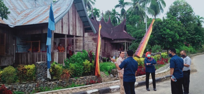 KUNJUNGAN: Sejumlah pengunjung di kawasan Desa Wisata Perkampungan Adat Sijunjung yang terletak Jorong Padangranah, Nagari Sijunjung beberapa waktu lalu.(IST)