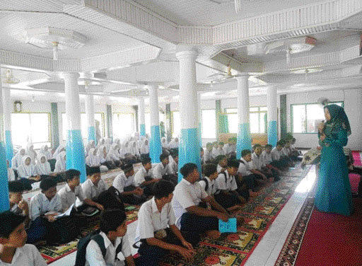 SERIUS: Para pelajar UPTD SMPN 1 Kecamatan Luak Masjid Istiqomah di Sungai Kamuyang. mendengarkan pengarahan saat menjalani Pesantren Ramadhan 1444 H.(IST)