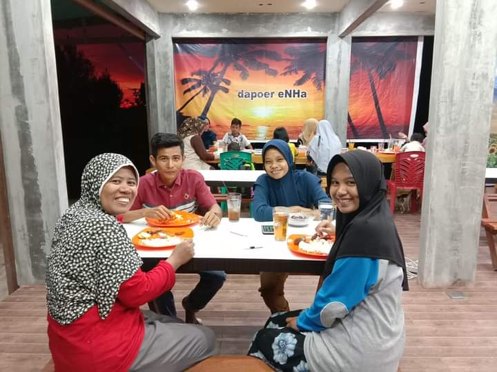 Pengunjung saat menikmati kuliner keindahan suasana di Dapoer Enha Kafe, Sago, Kecamatan IV Jurai, Pessel.(IST)