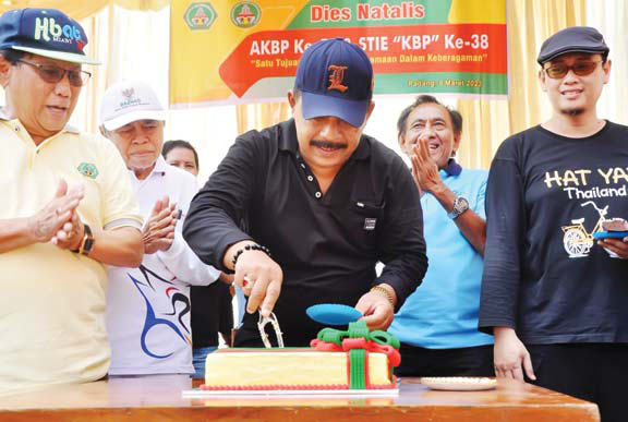 TERUS BERBENAH: Ketua YLPNSB Daswir Siddik memotong kue saat Dies Natalis AKBP ke-51 dan STIE ”KBP” ke-38, Kamis (9/3).(IST)