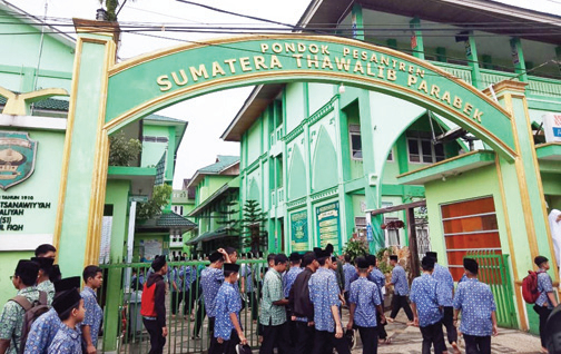MENUNTUT ILMU: Sejumlah santri Pondok Pesantren Sumatera Thawalib Parabek selepas melaksanakan Shalat Zuhur berjamaah, kemarin.(RIAN AFDOL/PADEK)