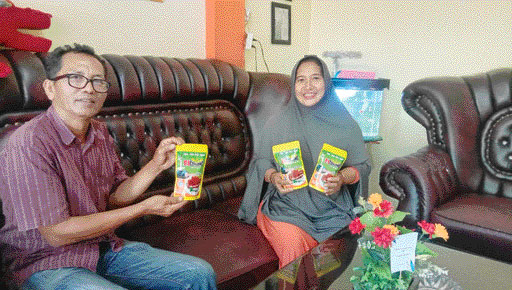 LANGKA: Pelaku usaha dendeng rinuak Fitria Amrina di rumah produksinya di Simpang Tembok, Lubukbasung, beberapa waktu lalu.(IST)