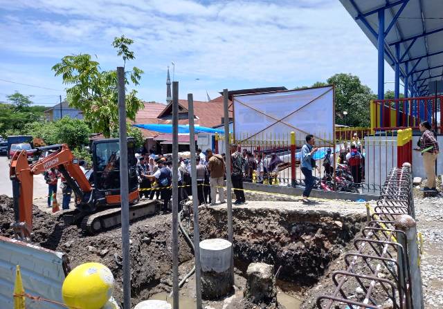 Pembangunan jembatan penyeberangan Stasiun Kereta Api di Alai Parak Kopi, akses masyarakat ke Pasar Alai, Padang Utara.