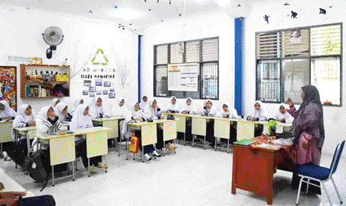 DALAMI PELAJARAN: Para santriwati Ar-Risalah dalam proses belajar di ruang kelas, beberapa waktu lalu.(DOK. HUMAS AR-RISALAH)