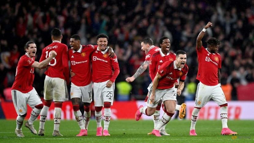 Para pemain Manchester United merayakan kemenangan setelah menang adu penalti atas Brighton & Hove Albion di semifinal Piala FA di Wembley, Minggu (23/4/2023). (Foto: Reuters)