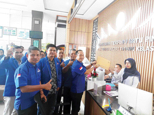 DUKUNG DPP: Ketua DPC Demokrat Mentawai Juni Arman didampingi pengurus dan anggota menyerahkan surat permohonan ke salah seorang staf di kantor PN Padang, Senin (3/4) siang.(IST)