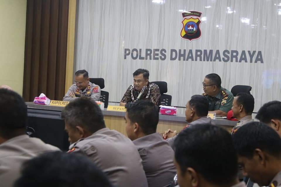 Bupati  Dharmasraya Sutan Riska Tuanku Kerajaan dan Kapolres dengar arahan Kapolri.(IST)