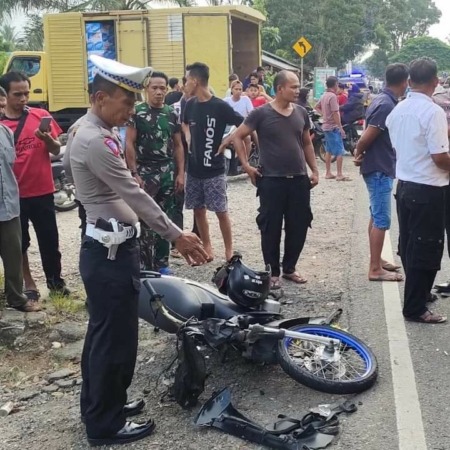 BARANG BUKTI: Anggota Polres Sijunjung memperlihatkan kendaraan yang terlibat kecelakaan di jalan lintas Sijunjung, KM 102 Kenagarian Palangki, Kecamatan IV Nagari, Kamis (27/4).(IST)