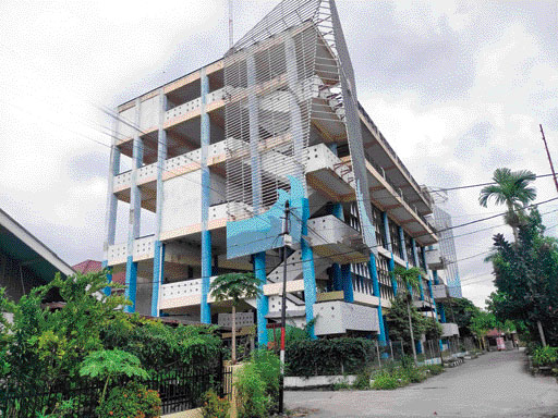 PERLU DIPERBAIKI: Gedung shelter yang dijadikan masyarakat Ulakkarang untuk tempat evakuasi butuh sejumlah perbaikan dan perhatian, Kamis (27/4).(KURNIA SANDI/PADEK)