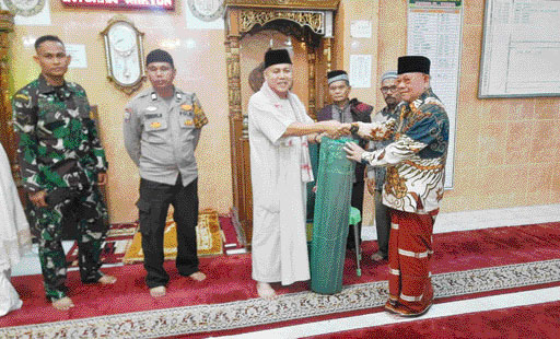 BANTUAN: Ketua LPM Kelurahan Gunungpangilun Wahyu Iramana Putra menyerahkan sejumlah bantuan kepada pengurus Masjid Al Irsyad, Selasa (14/4).(IST)