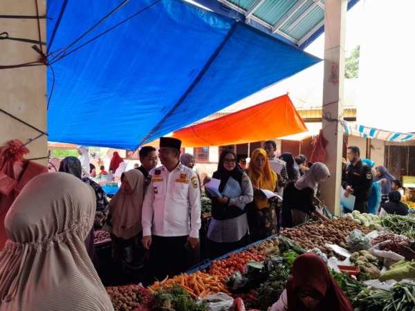 TINJAU: Tim Satgas Pangan Kabupaten Solok saat melakukan monitoring harga sembako di Pasar Nagari Sirukam, Sabtu (1/4).(IST)