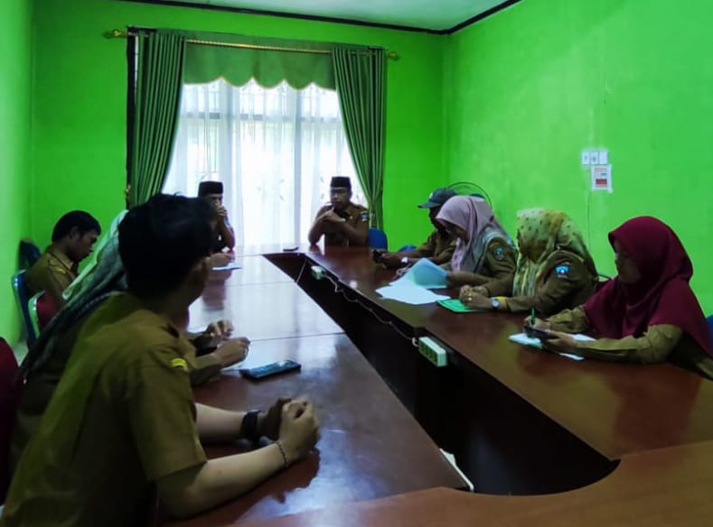 Kadis DLH Budi Waluyo pimpin rapat evaluasi.(IST)