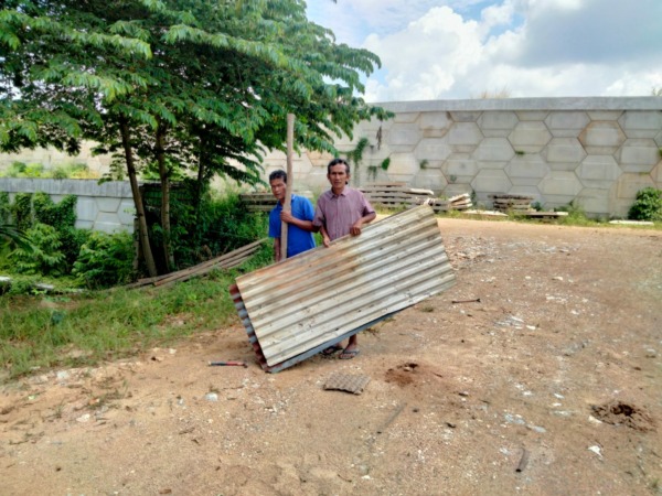 DIBUKA: Perwakilan kaum Dt. Rajo Langik membuka penutupan jalan masuk ke Stadion Marahadin, Rabu (12/4).(IST)