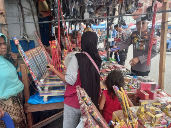 Anggota Polres amankan barang  bukti.(IST)