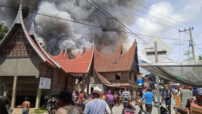 TINGGAL PUING: Warga berjibaku memadamkan api yang membakar 8 unit bangunan di Nagari Muaropingan, Kecamatan Junjungsiriah, Minggu (2/4).(IST)