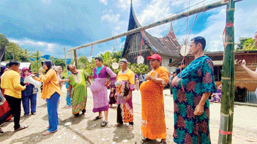 MERIAH: Bapak-bapak mengenakan daster dan balon di dalam perutnya mengikuti lomba makan kerupuk, kemarin.(IST)