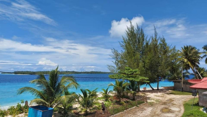 BUTUH PEMBENAHAN: Kondisi jalan ke objek wisata Pantai Jati, Desa Tuapejat, Kecamatan Sipora Selatan yang masih berupa tanah. Sehingga, jalan wisata Ibukota Kepulauan Mentawai ini, tampak sangat buruk.(IST)