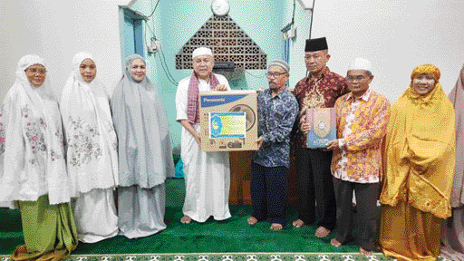 BANTUAN: Ketua LPM Kelurahan Gunungpangilun Wahyu Iramana Putra secara simbolis menyerahkan bantuan kipas angin dan kitab suci Al Quran kepada pengurus Surau Ittihadul Mukminin, Jumat (7/4).(IST)