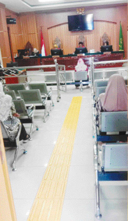 BERSALAH: Terdakwa pasrah mendengarkan putusan hakim dengan vonis hukuman kurungan dan denda, Kamis (13/4).(IST)