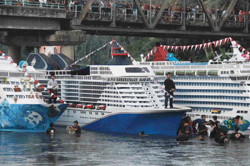 MEMUKAU : Kajang miniatur Kapal Pesiar saat ditampilkan pada Alek Bakajang di Batang Mahek, Nagari Gunuang Malintang.(IST)