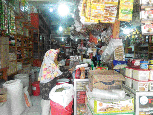 MULAI RAMAI: Beberapa pembeli yang sedang membeli bahan kue di salah satu toko di Pasar Raya Padang, Senin (3/4).(SARAH AULIA SEPTIHANA/PADEK)