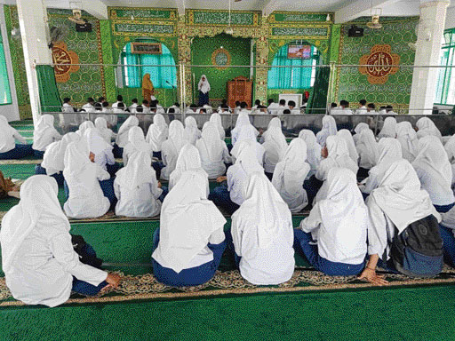 SERIUS : Para siswa UPTD SMPN 1 Kecamatan Payakumbuh ketika mengikuti pesantren Ramadhan 1444 H sebagai pembentukan karakter generasi muda Limapuluh Kota.(IST)