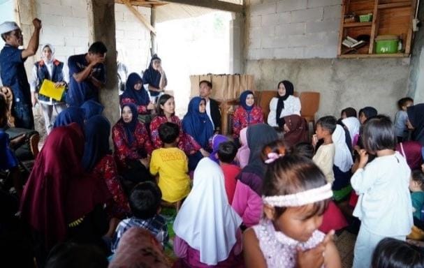 PEDULI: Biofarma Group dan FIADIFA berbagi kebahagian dengan warga terdampak gempa di Kampung Garogol, Desa Cibulakan, Jumat (7/4).(IST)