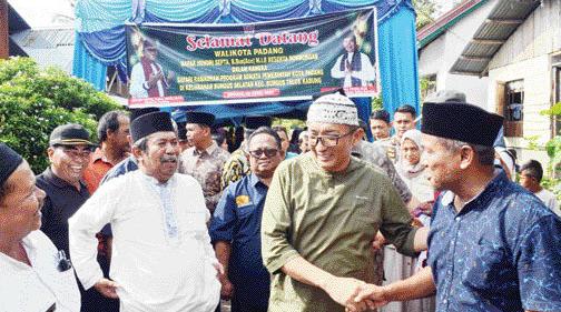 DISAMBUT: Wako Hendri Septa disambut warga saat mendatangi rumah penerima program Semata di Pasar Laban, RT 01 RW 01, Kelurahan Bungus Selatan, Kecamatan Bungtekab, Minggu (9/4).(IST)