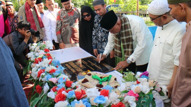 Gubernur Sumbar, Mahyeldi Ansharullah, saat melakukan penandatanganan prasasti peresmian Pondok Pesantren AIMS di Batang Kapas, Selasa (11/4).(IST)