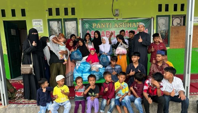 Owner Hannah Hotel Syariah Painan, H Meldian, S.TP MM, foto bersama dengan anak PAnti Asuhan Ashabil Rayyan saat berkunjung Rabu (12/4).(IST)