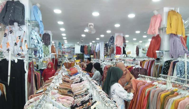MULAI RAMAI: Sejumlah pengunjung memilih baju yang dijual di salah satu toko pakaian di Pasar Raya Padang, kemarin.(SARAH AULIA SEPTIHANA/PADEK)