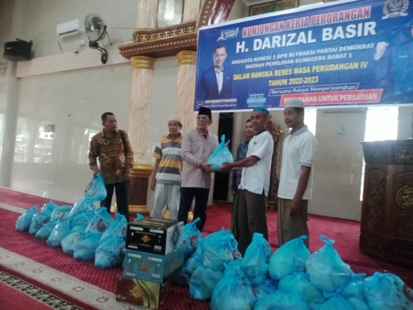 Darizal Basir, saat membagikan paket sembako pada Kundapil perorangan pada masa reses masa persidangan IV tahun 2022-2023 Selasa (18/4).(IST)