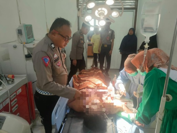 TABRAKAN: Seorang korban kecelakaan mendapatkan perawatan di RSUD Sungaidareh, Senin (24/4).(IST)