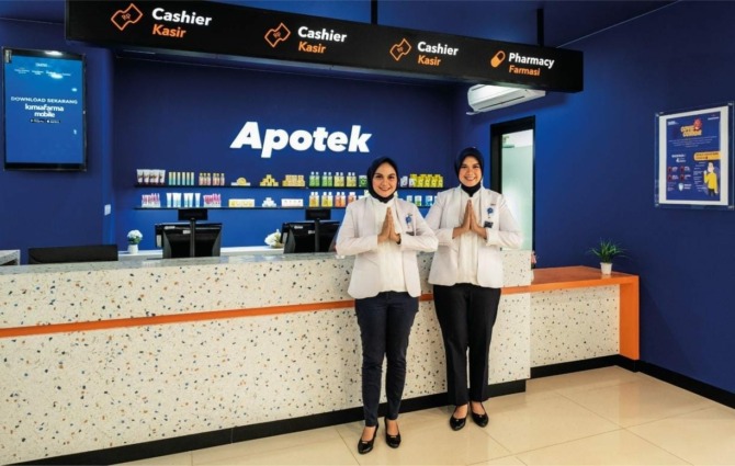 LAYANAN: Petugas Kimia Farma Apotek (KFA) melayani kebutuhan pemudik selama libur Lebaran sejak 18 April lalu.(IST)