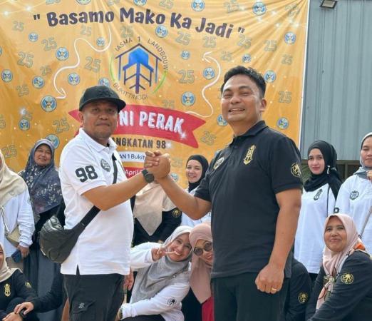 SALAM KOMANDO: Ketua Alumni 98 SMAN 1 Bukittinggi Periode 2023-2028 Rommi Delfiano salam komando dengan Ketua Periode Sebelumnya Roni Jaroik dalam reuni perak di Bukittinggi, Senin (24/4) lalu.(IST)