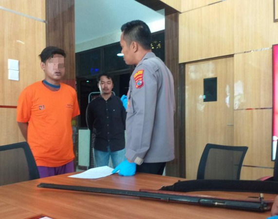 DIINTEROGASI: MR (kiri) menceritakan bagaimana ia melakukan aksi penembakan terhadap SN pada Rabu (26/4). Ceritanya itu disaksikan awak media di Mapolres Pariaman, kemarin.(ZIKRINIATI/PADEK)