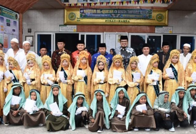 MDTA Istiqamah Jorong Surau Kamba, Nagari Ampang Gadang, Kecamatan Ampek Angkek gelar khatam Alquran ke-77, dan Wisuda Tahfidz ke-2, Kamis (27/4).