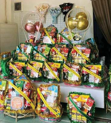 BERVARIASI: Beberapa contoh parcel Lebaran yang dijual salah seorang pedagang.(SARAH AULIA SEPTIHANA/PADEK)