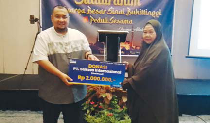 DONASI: Komisaris Utama PT Sukses Internasional Tour dan Travel (Sinai) H Ikhsan Prapansyah memberikan donasi kepada Ketua Yayasan Panti Asuhan Nurul Haq, Selasa (11/4).(IST)