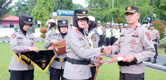 REWARD : Kapolres Payakumbuh, AKBP Wahyuni Sri Lestari memberikan penghargaan kepada Personel Polres Payakumbuh, Kompol Russirwan, SH.(IST)