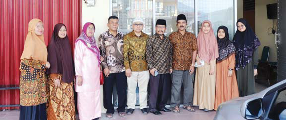 PELEPASAN: Pengurus Yayasan Thawalib melepas keberangkatan santriwati ke Unida Gontor, Rabu (26/4(.(IST)
