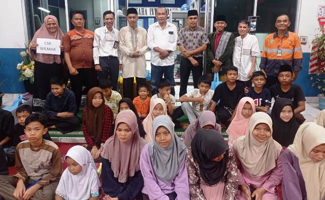 Berbuka puasa bersama management PT Usaha Inti Padang (UIP) dengan anak yatim di Kenagarian Kasang, Padangpariaman, dihadiri wali nagari beserta perangkat nagari.