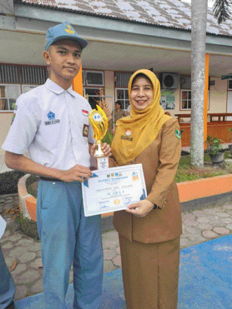DUKUNGAN : Kepala SMAN 1 Pariaman, Elfi Junaida bersama salah seorang siswanya yang berprestasi.(IST)