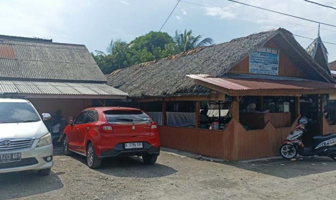 Warung Makan Takana Juo di Tiku Kecamatan Tanjung Mutiara, Kabupaten Agam, menyajikan Gulai Kapalo Lauak Khas Rang Tiku.