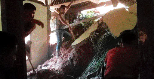 BAHU-MEMBAHU: Masyakarat Jorong Mawar, Nagari Lubukjantan, Kecamatan Lintaubuo Utara, Kabupaten Tanahdatar bahu membahu mengevakuasi material longsor yang menimpa rumah warga, kemarin.(MUKHLIS UNTUK PADANG EKSPRES)